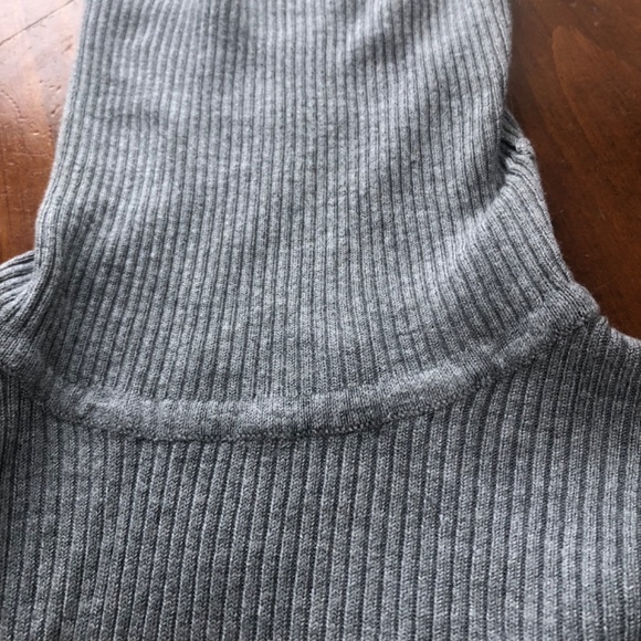 URBAN HERITAGE, size medium turtleneck ribbed shirt, new or like new - Picture 4 of 5